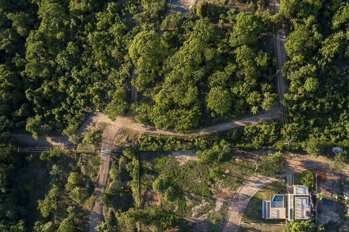 OMCM arquitectos brings rocky landscape inside of this weekend house in Paraguay