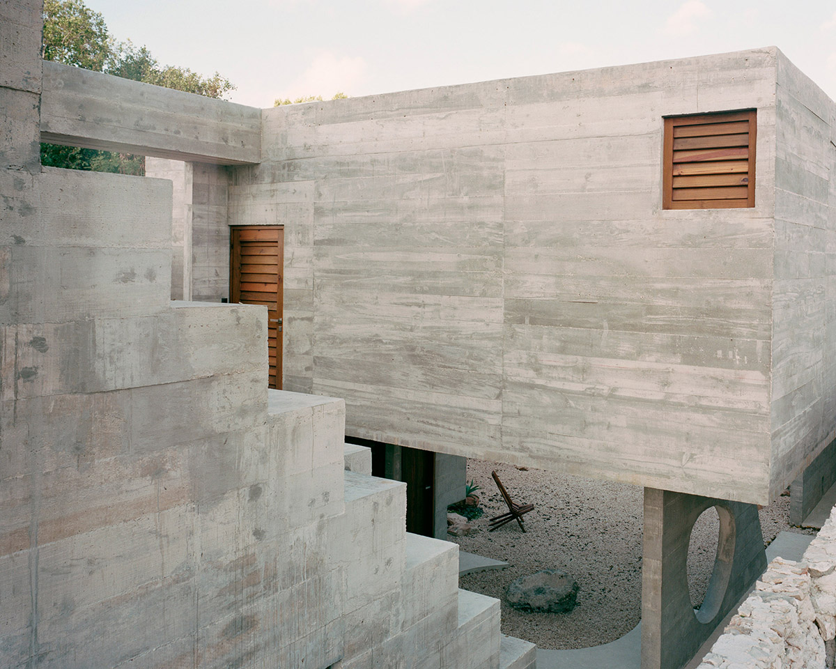 Ludwig Godefroy Architecture designs tropicalized Casa Mérida that references to Mayan antic culture