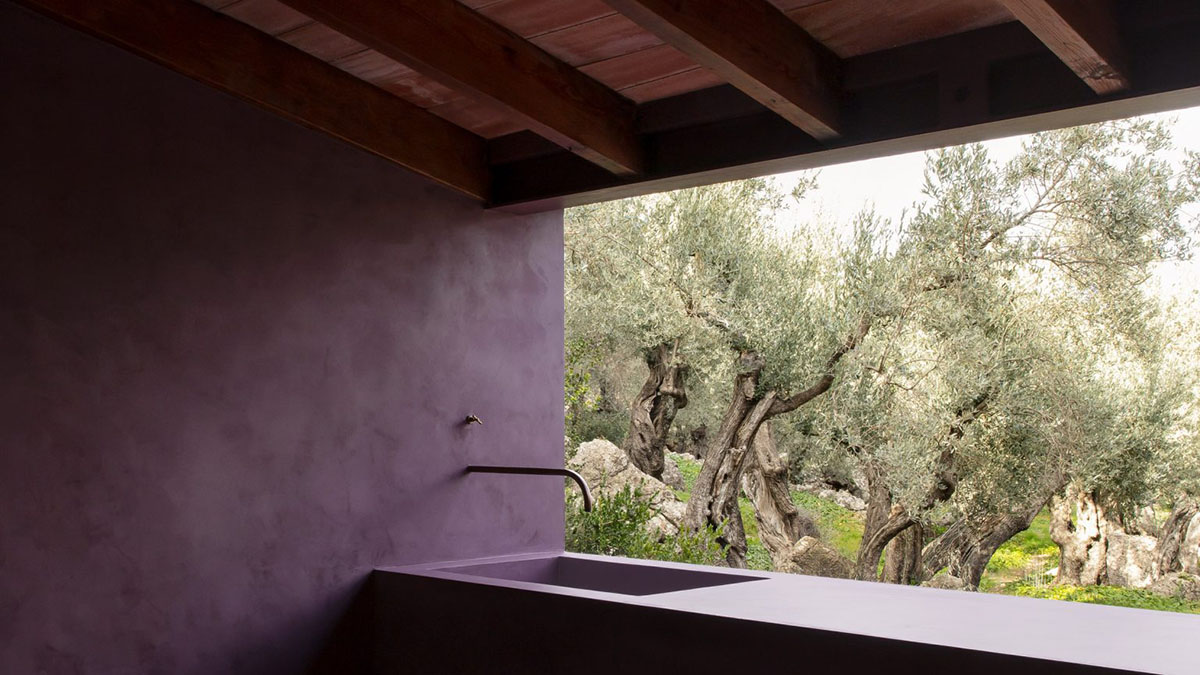 Mar Plus Ask designs a pair of tiny retreats that are washed by pink and purple tones in Mallorca
