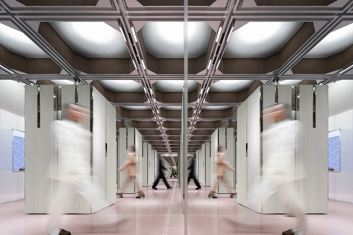 Interiors of boutique feature changeable structural systems generating different catwalk routes