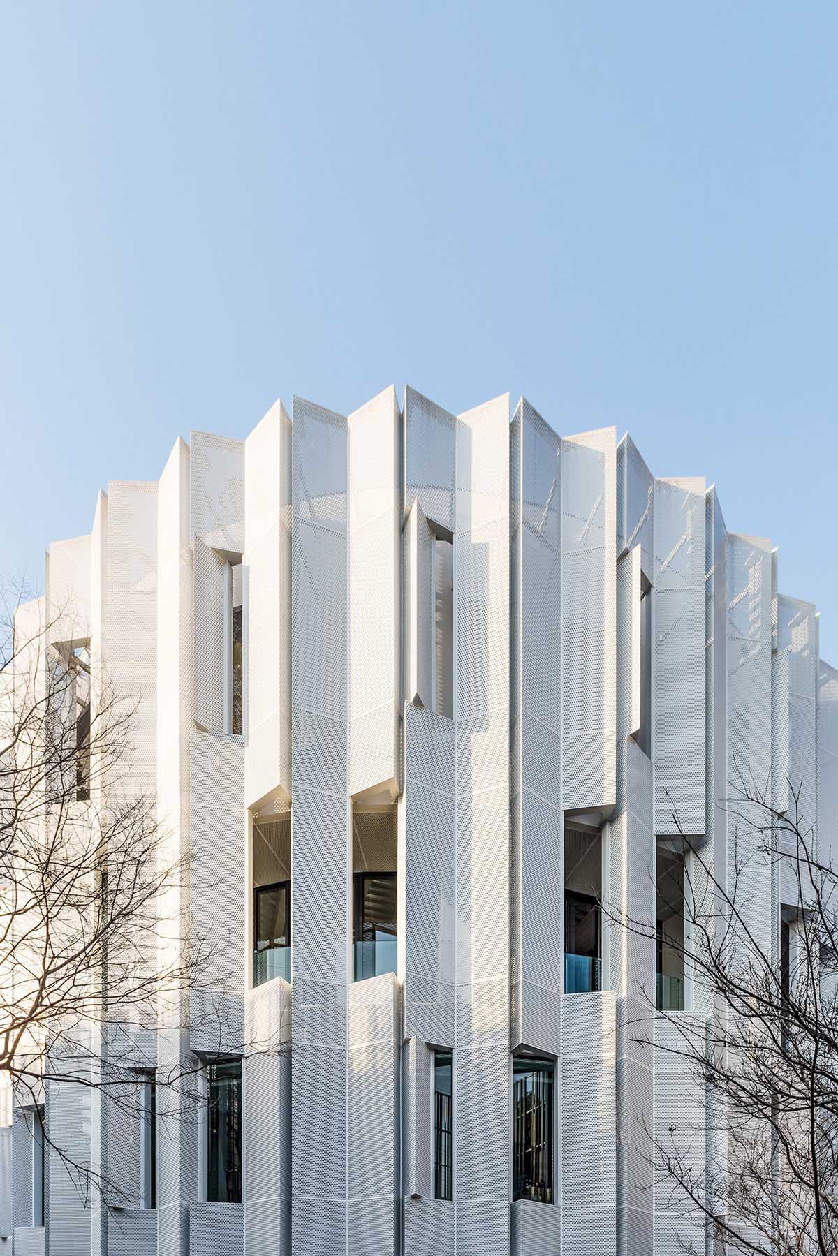An Art Museum veiled by pleated aluminium panels creates mysticism between inside and outside