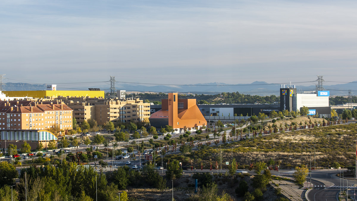 Ramón Fernández-Alonso built church complex with inclined surfaces dressed by warm colors in Madrid