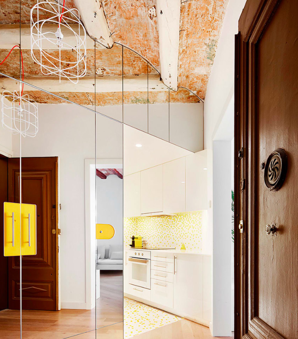 Miel Arquitectos creates chimeric interior by using mirrored cubes in Spanish apartment