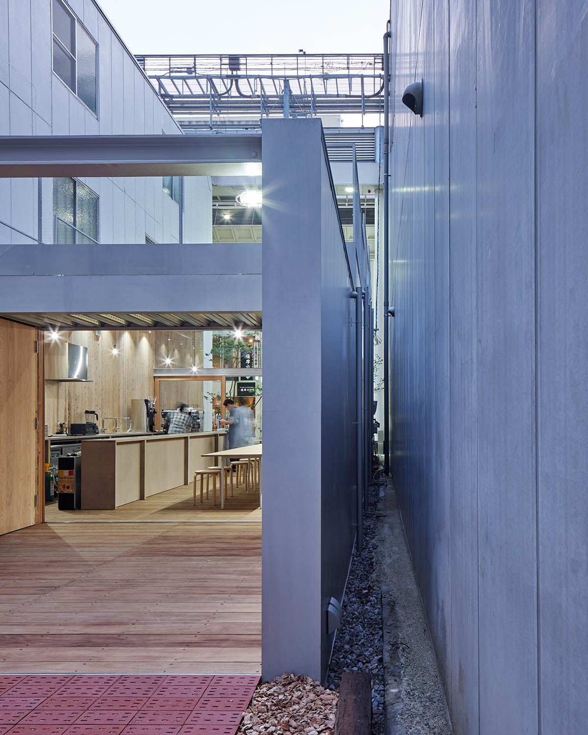 Yabashi Architects built this stepped and simple wooden boxed-cafe in a narrow site in Kyushu
