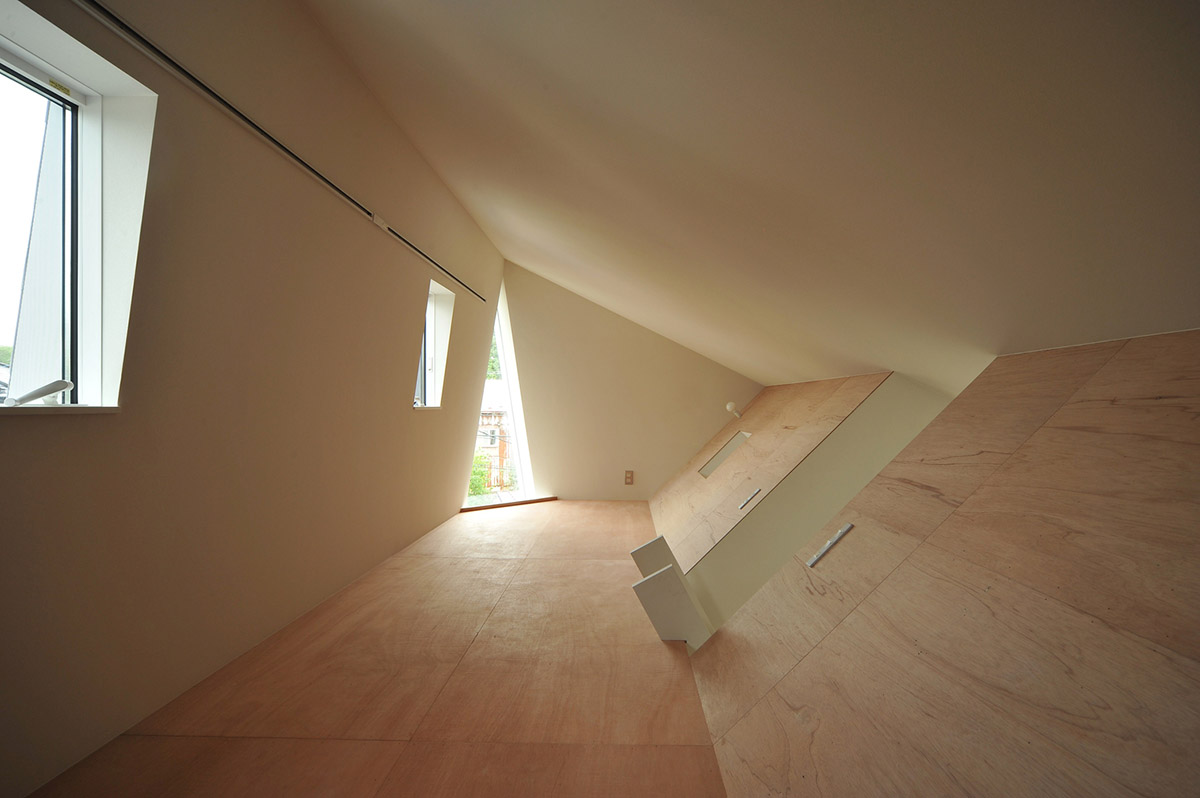 Takeru Shoji creates giant slit to reflect daily atmosphere of this house on corner plot of Japan