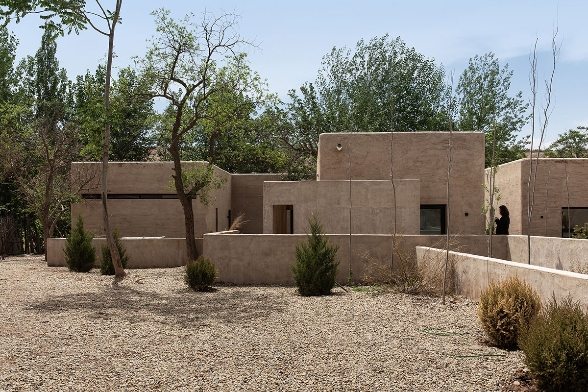 DAS Lab completes Lost Villa Boutique Hotel with earth-toned colours and smooth details in Ningxia