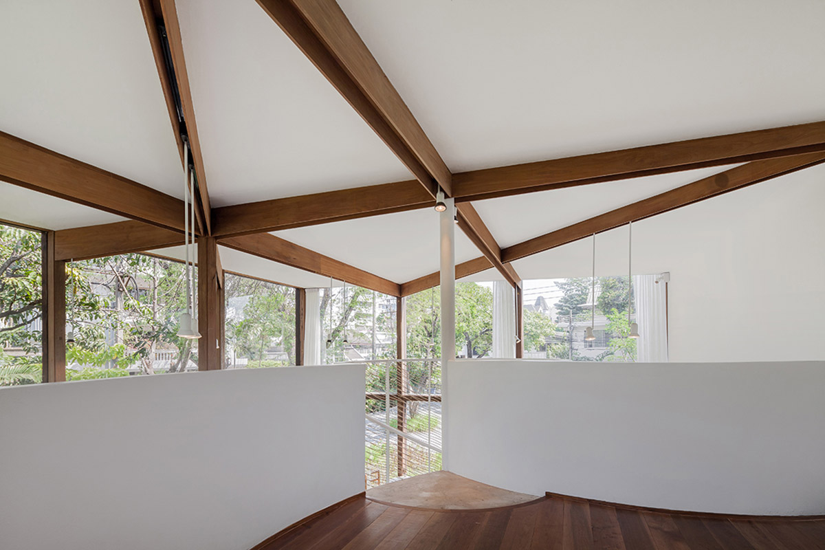 NitaProw designed an elegant transparent beauty shop within coconut trees of  Thonglor in Bangkok