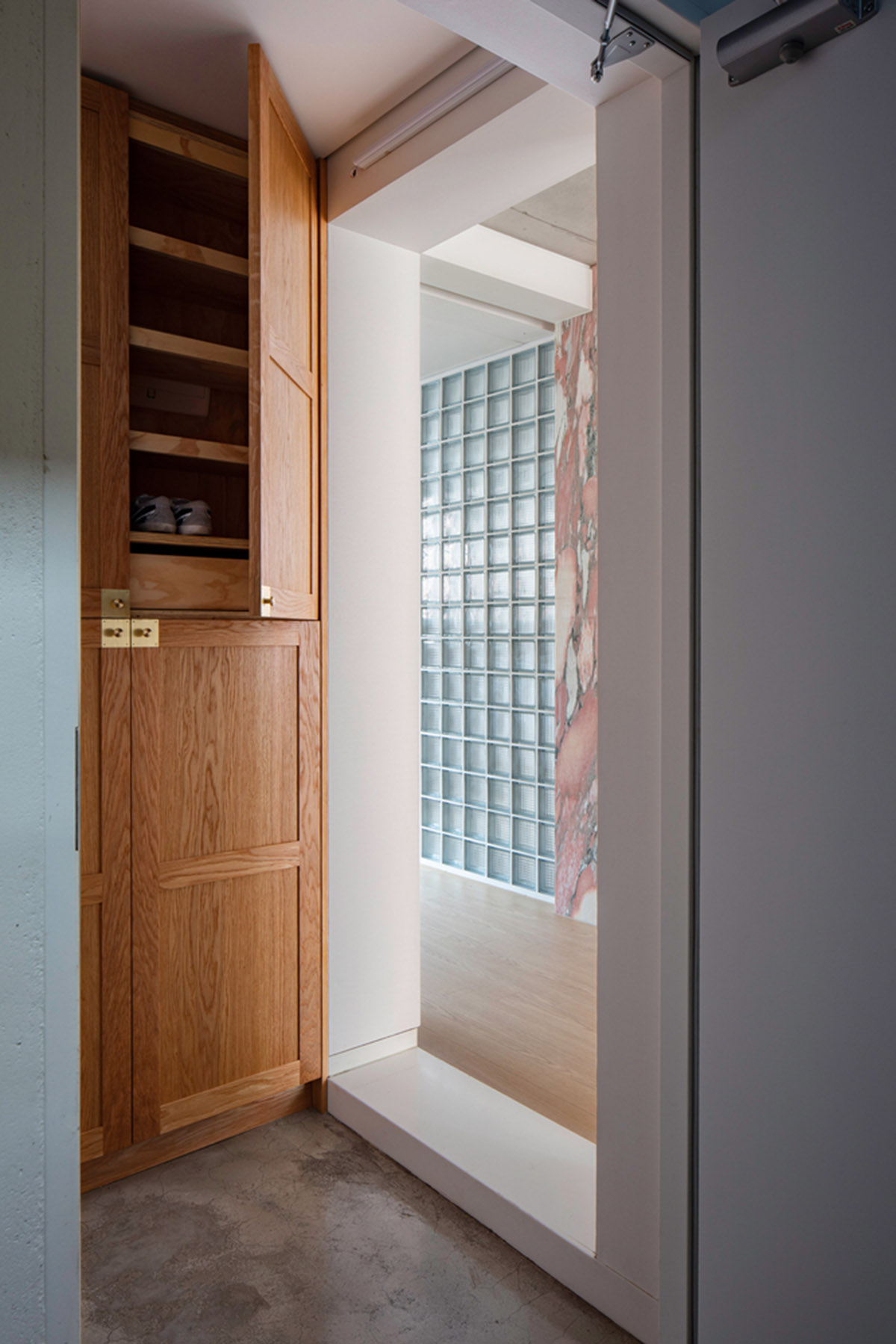 aoa architects uses red marble tiles to clad this apartment in South Korean neighborhood