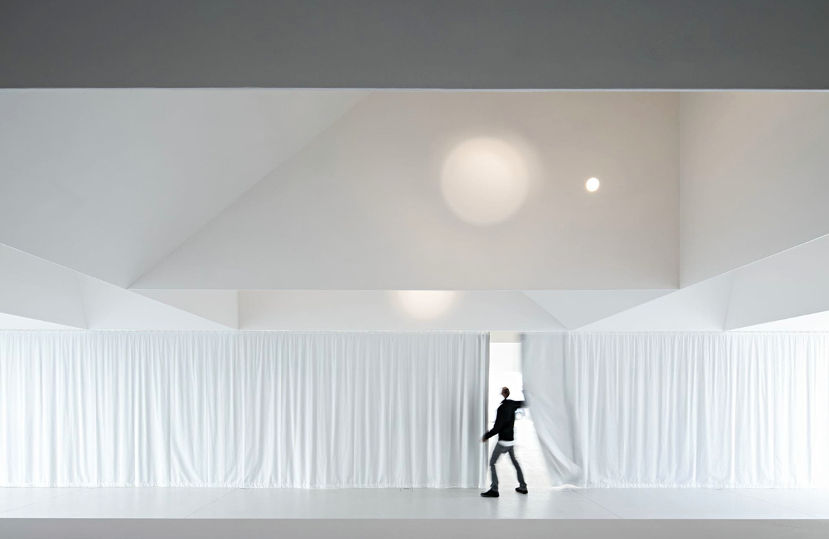 Aires Mateus carves out new meeting centre in Portugal irregularly to create openings