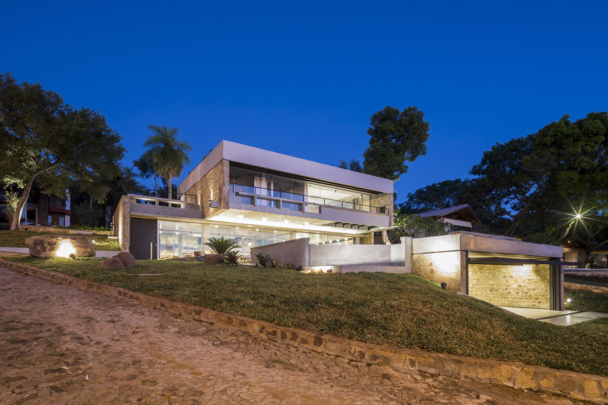 OMCM arquitectos brings rocky landscape inside of this weekend house in Paraguay