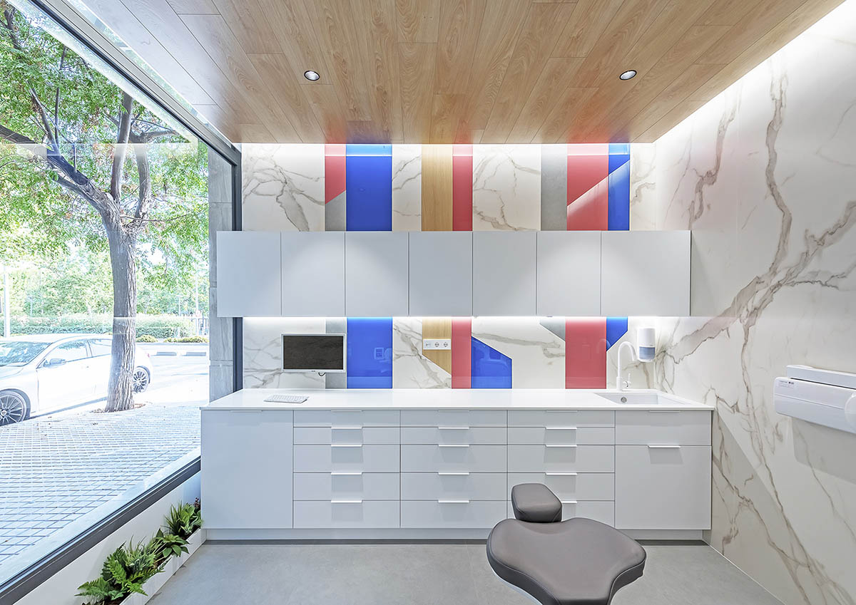 Pablo Muñoz Payá Arquitectos completes Comisura Dental Surgery with bright and colorful interiors
