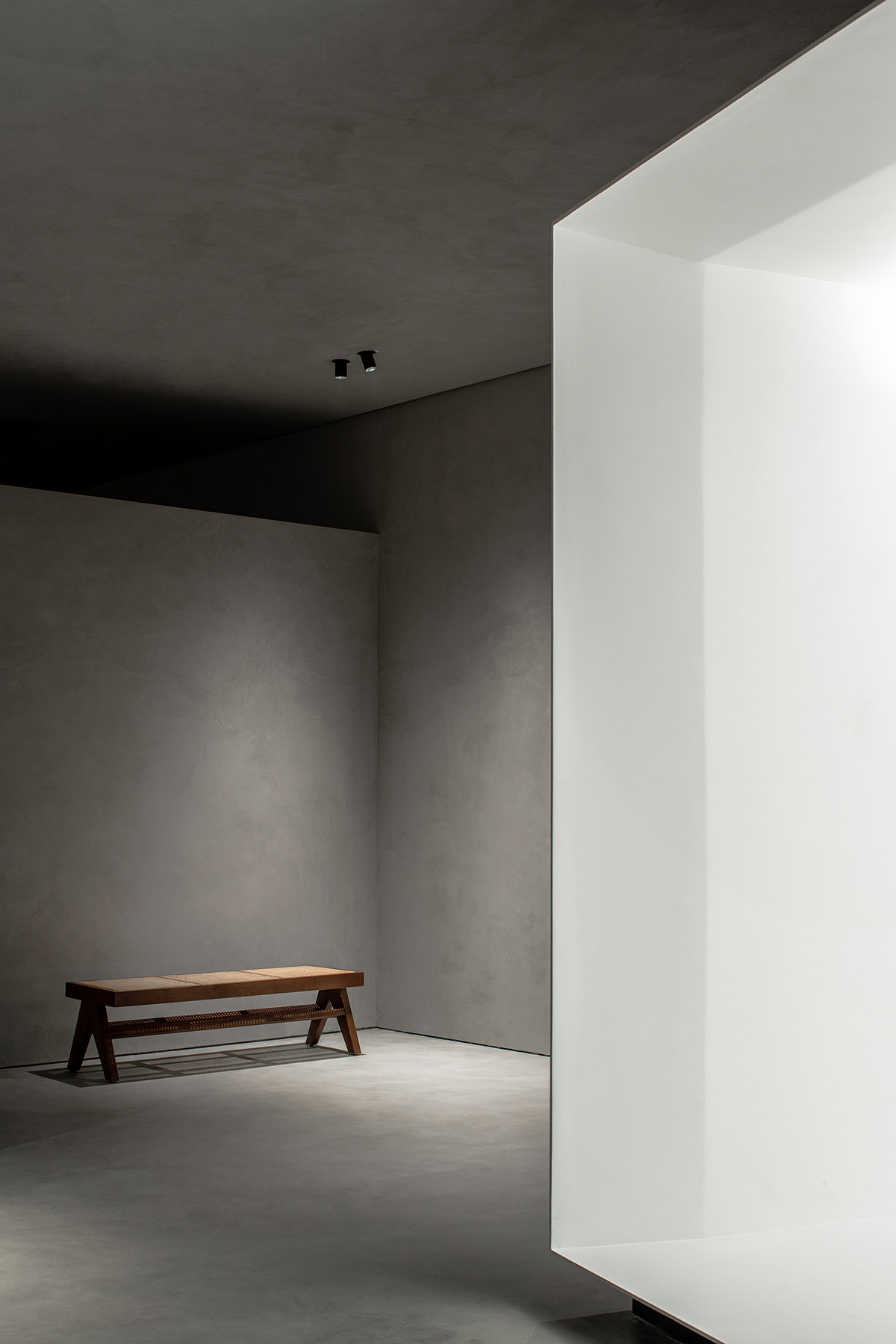 JST ARCHITECTURE creates dark-colored palette by adding a geometrical aesthetic to this showroom