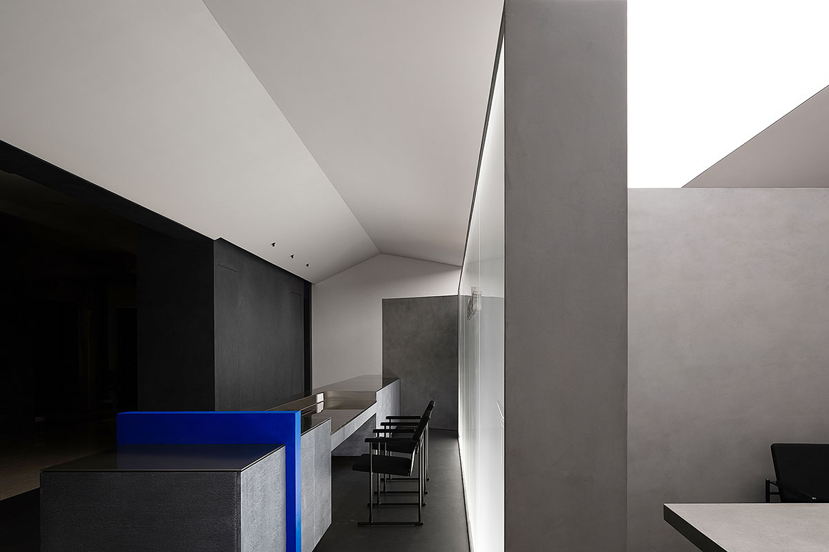 AD ARCHITECTURE creates artistic paint showroom with with irregular geometric lines in China