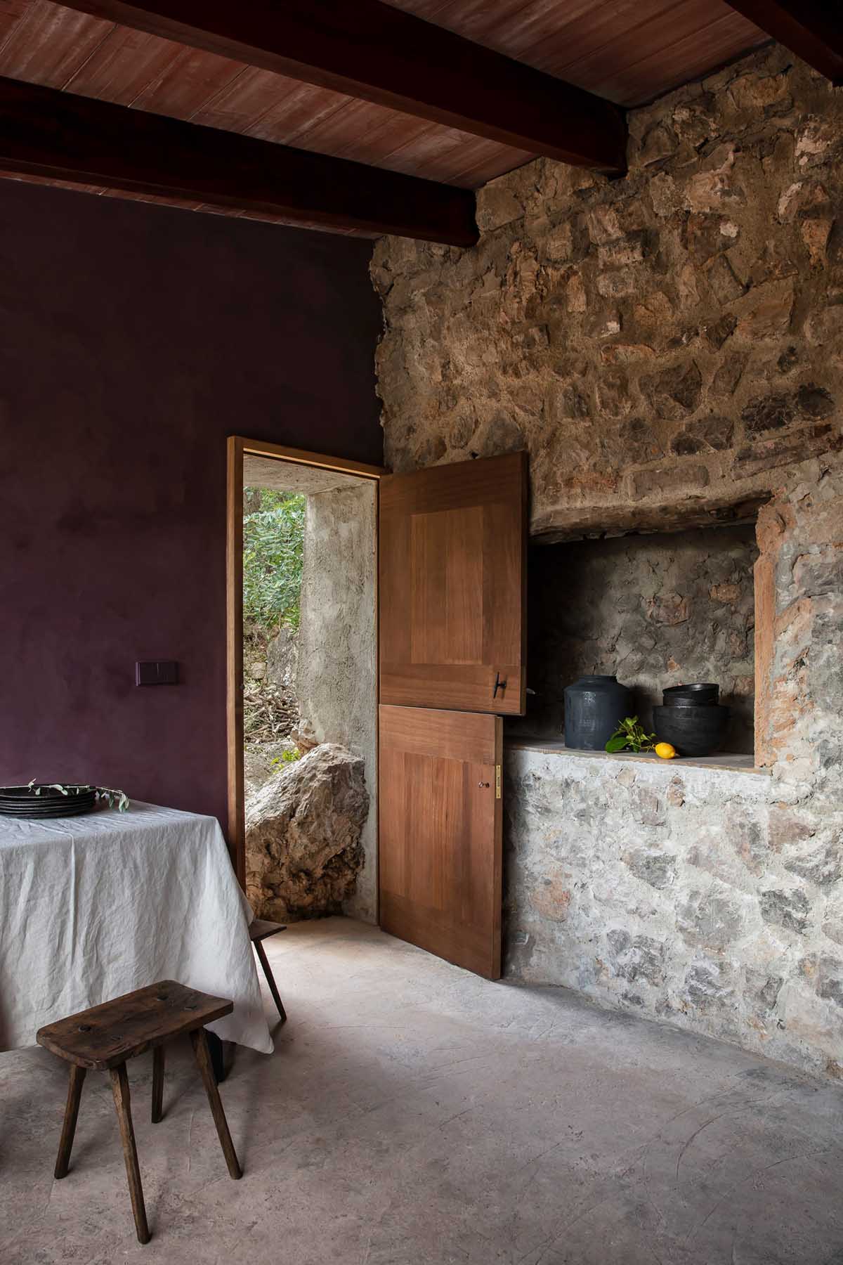 Mar Plus Ask designs a pair of tiny retreats that are washed by pink and purple tones in Mallorca