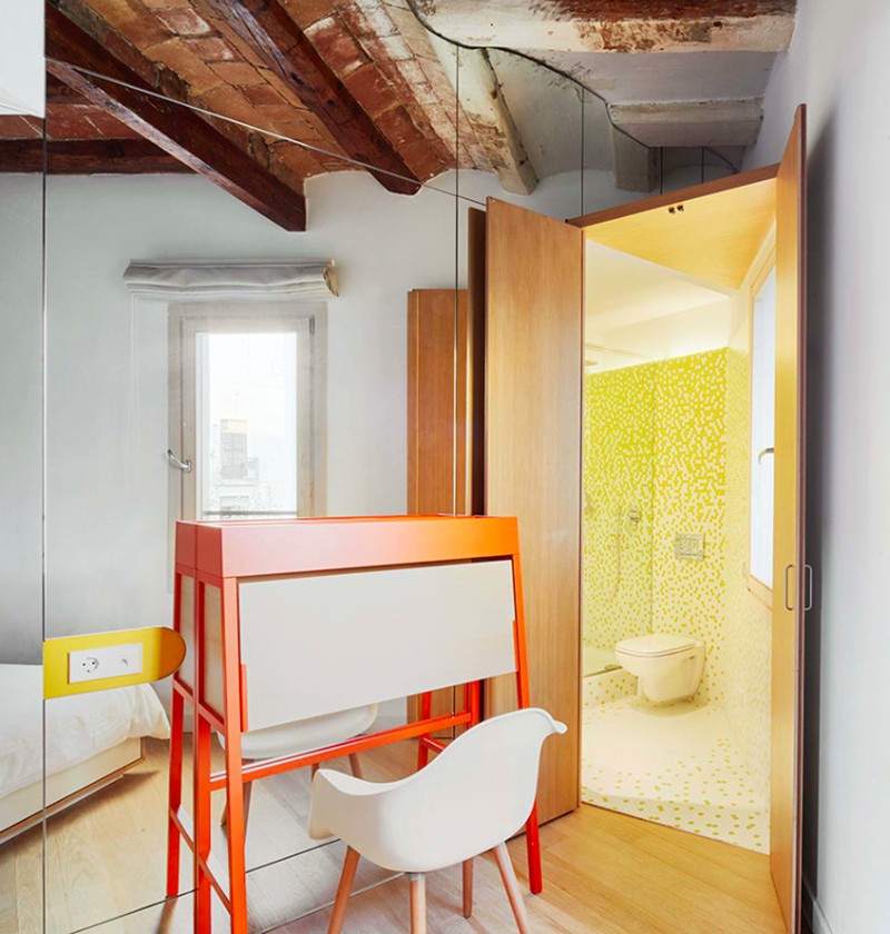 Miel Arquitectos creates chimeric interior by using mirrored cubes in Spanish apartment