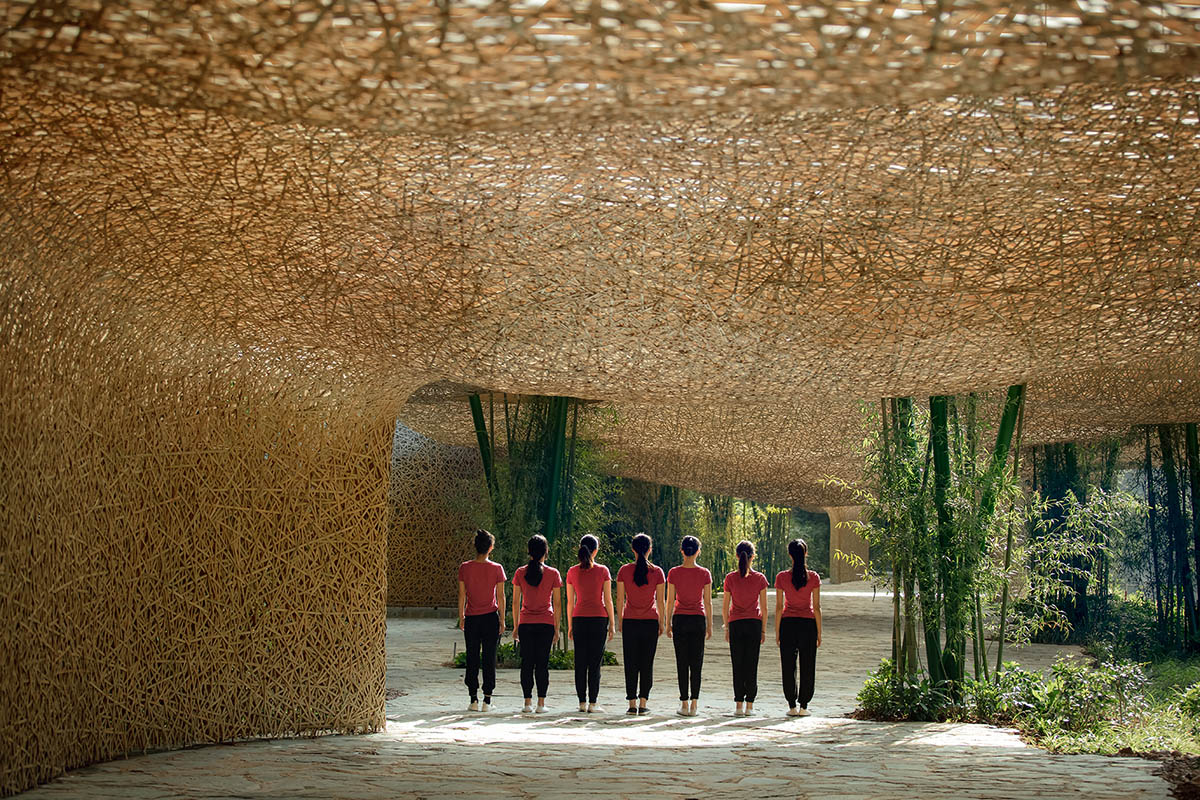 Undulating pavilion by IILab. mimics its surrounding with hand-woven bamboo canopies in Guilin, China