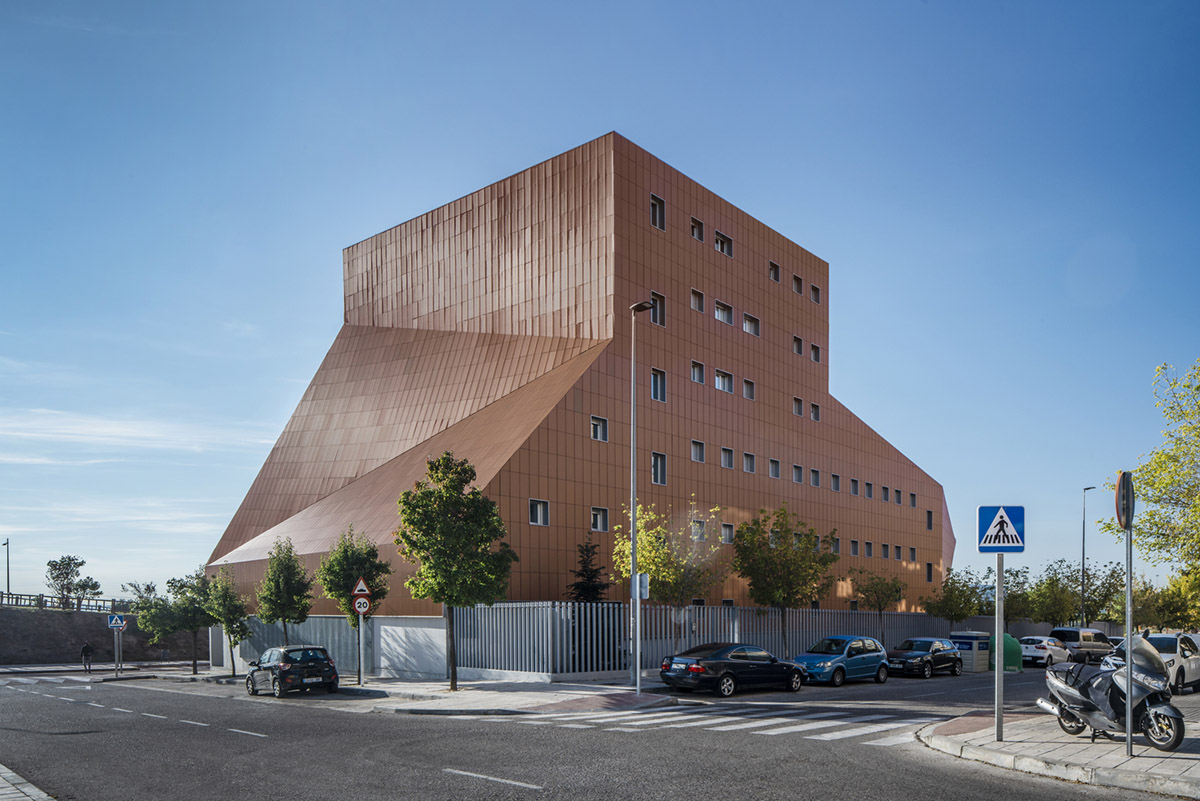 Ramón Fernández-Alonso built church complex with inclined surfaces dressed by warm colors in Madrid