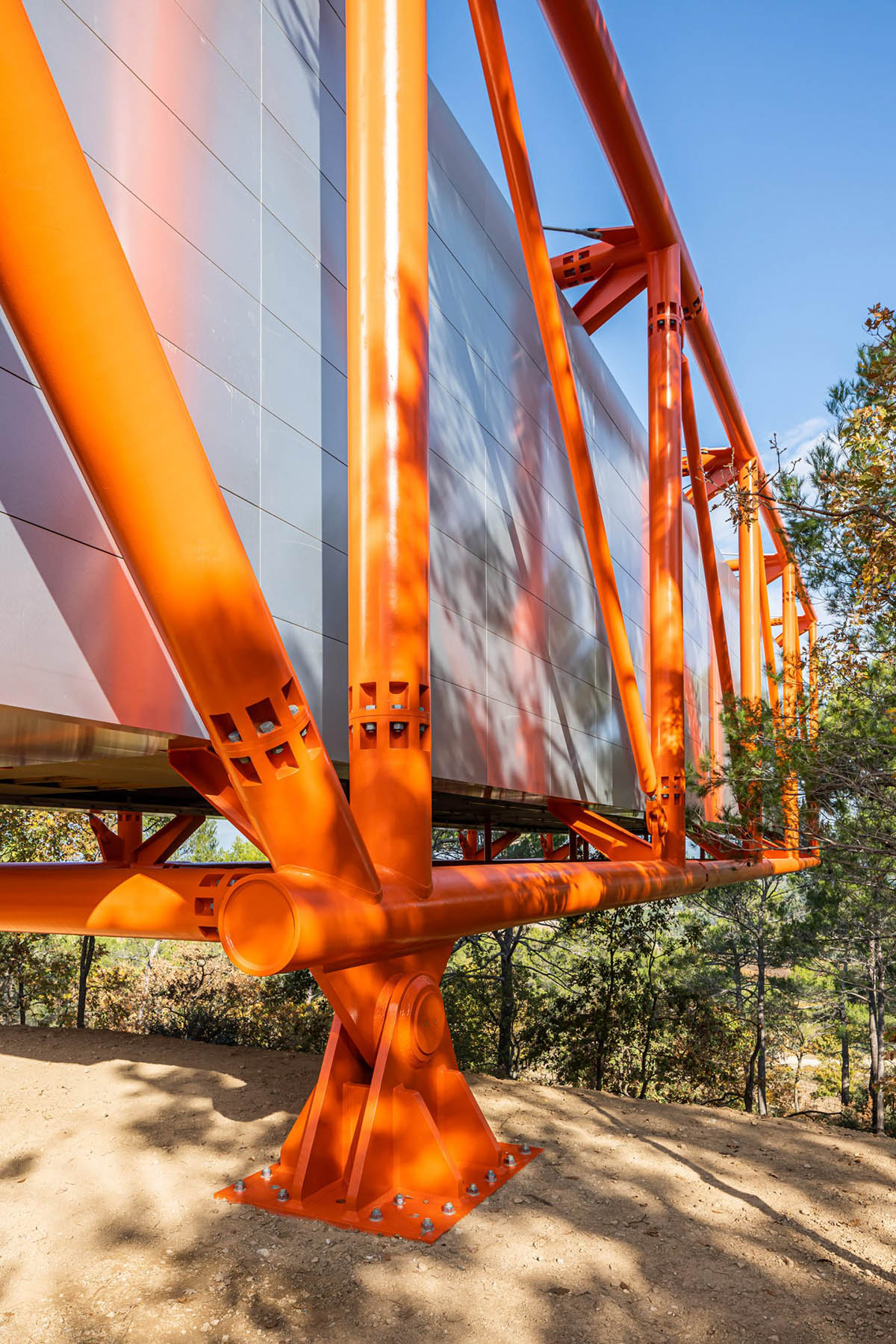 Richard Rogers' new gallery supported by orange steel beams cantilevers out 27 meters over hillside