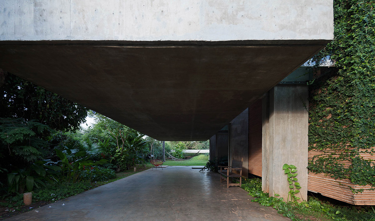 TDA uses mega cantilevered concrete block as a roof and social gallery for a house in Paraguay