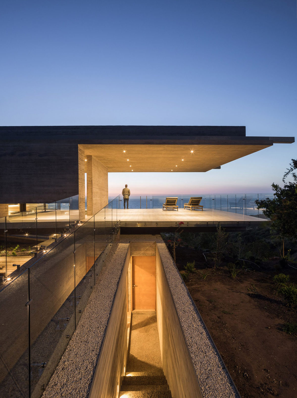 Felipe Assadi Arquitectos completes elongated house with protruding volumes in Chilean landscape