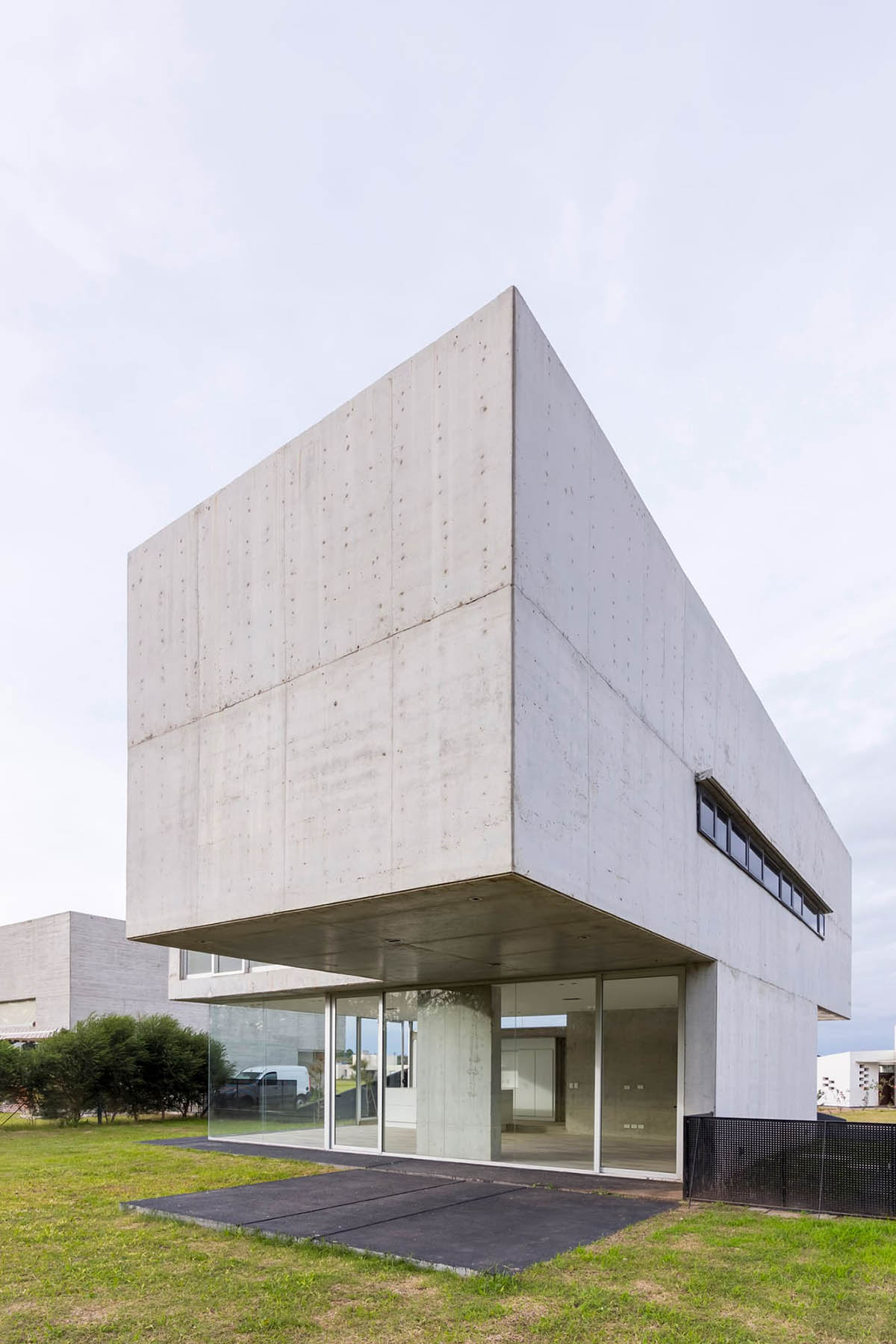 Brigati Polak Arquitectos completes Argentinian residence as detached from the existing slope