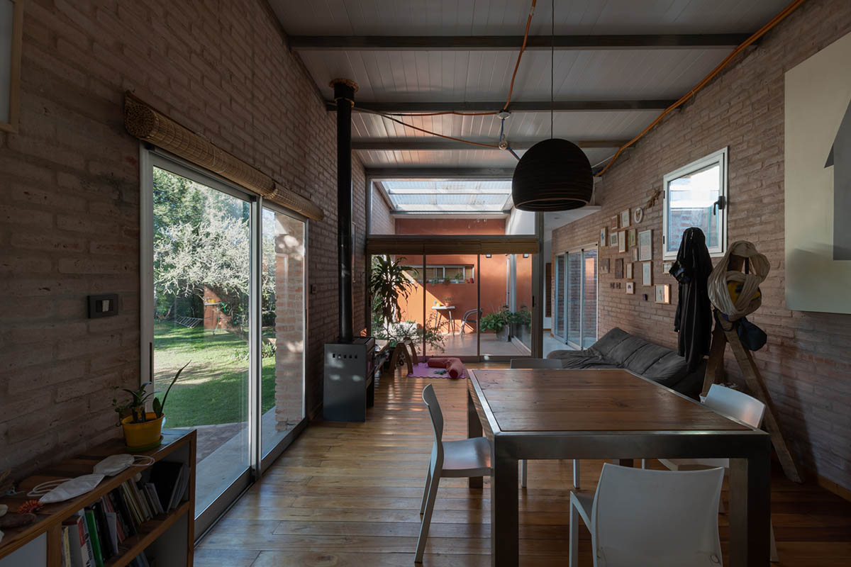 Barq's taller de arquitectura completes brick House - Workshop in Córdoba