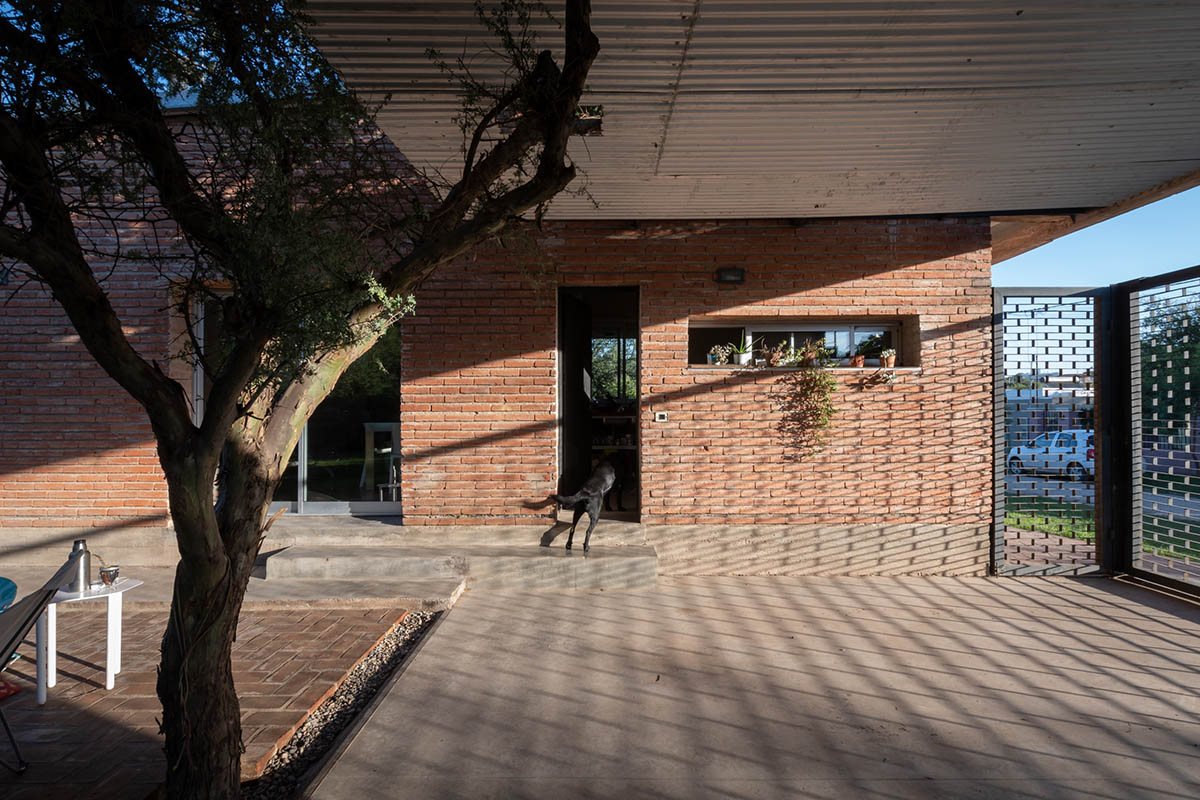 Barq's taller de arquitectura completes brick House - Workshop in Córdoba