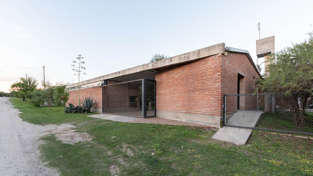 Barq's taller de arquitectura completes brick House - Workshop in Córdoba