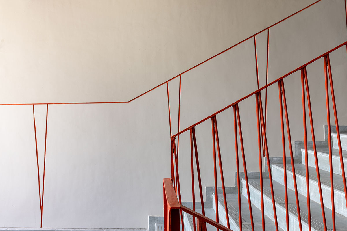 Kamat & Rozario Architecture built school with fortress-like blank walls and colored bridges