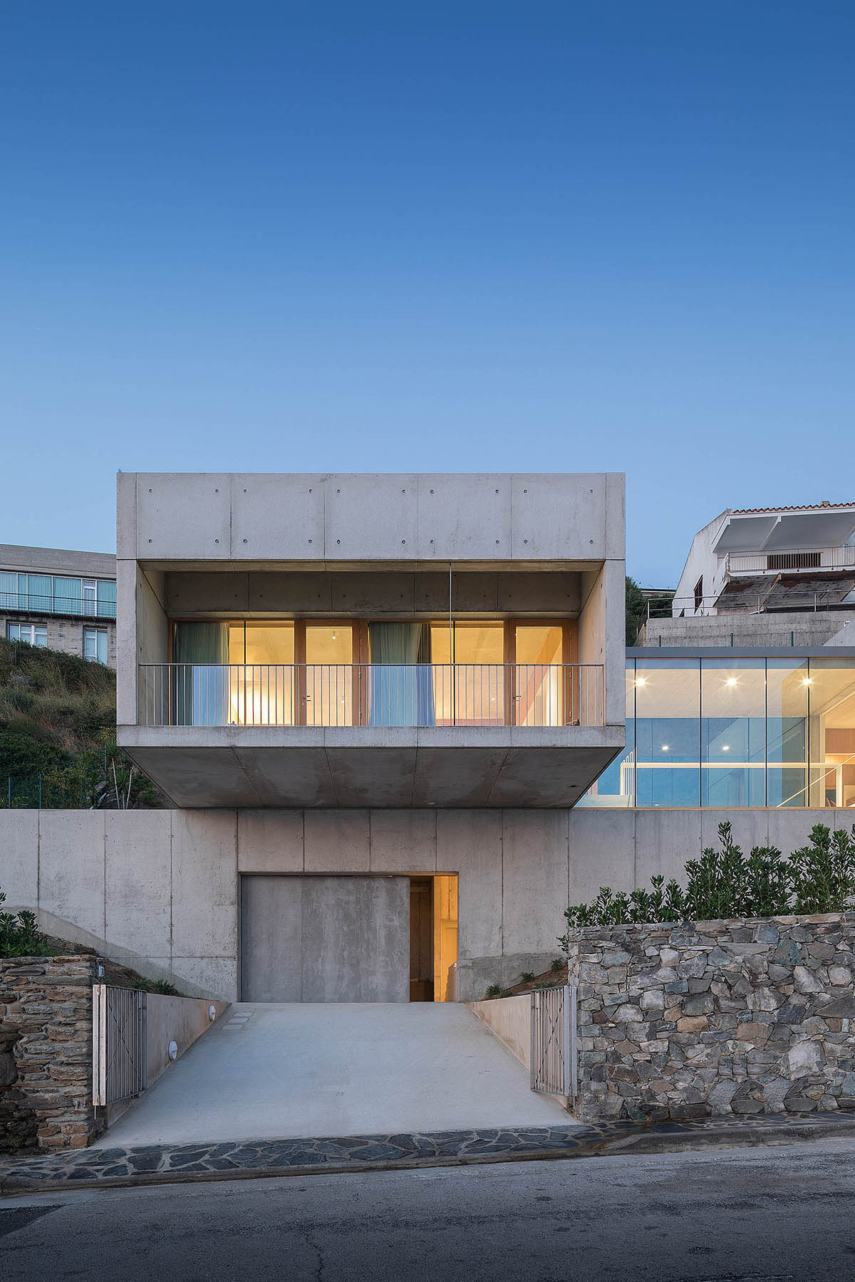 Marià Castelló Architecture completes family house with on a hilly topography in Spain 