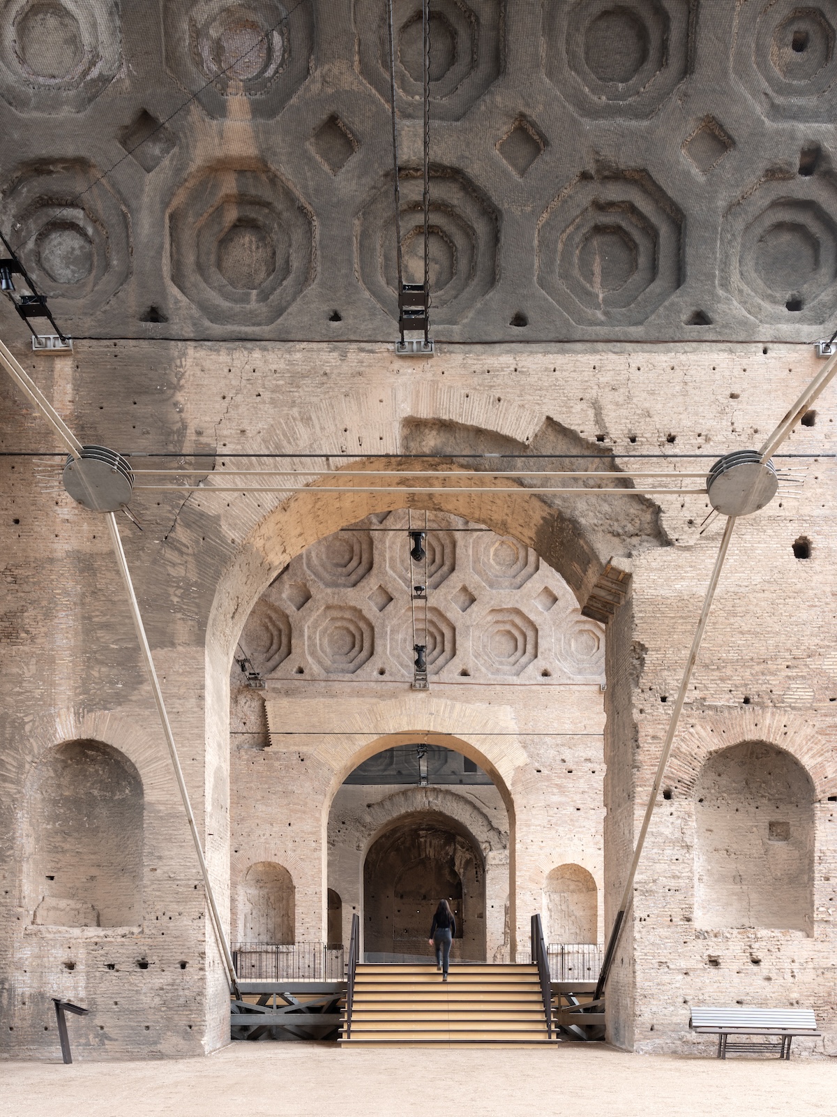 Alvisi Kirimoto creates a modern stage with the echoes of time at the Basilica di Massenzio