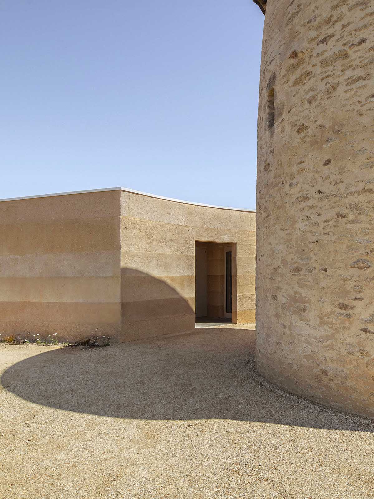 Carmen Maurice Architecture omhult een oude gerenoveerde molen met een wijnpakhuis in Sarzeau