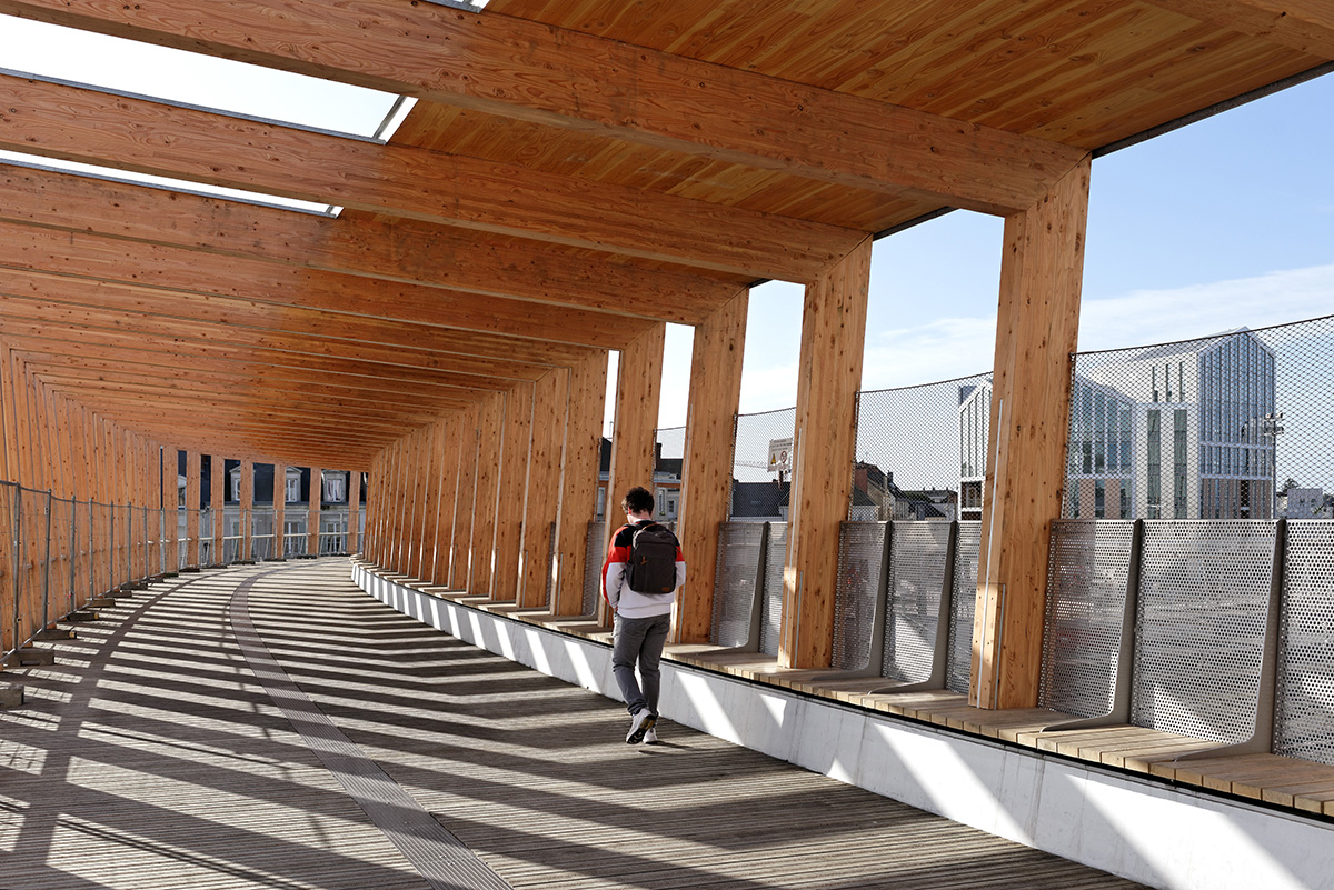 Dietmar Feichtinger Architectes designs curvy bridge made of laminated wood beams in Angers, France