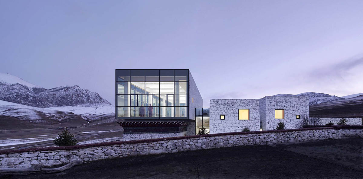 Jí Architects extends Tsenpo Museum with floating glass box overlooking snow mountains in China