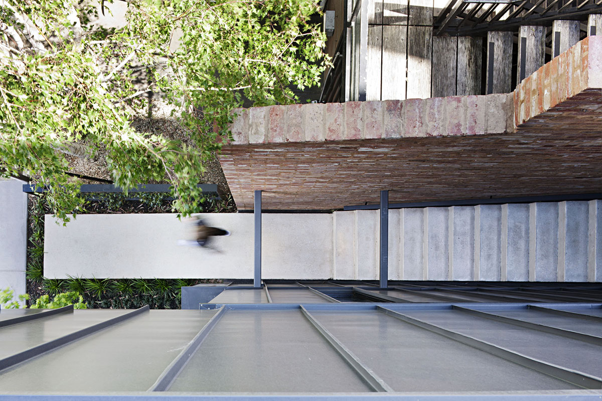Protruding glass boxes form mixed-use housing in a narrow plot in Melbourne