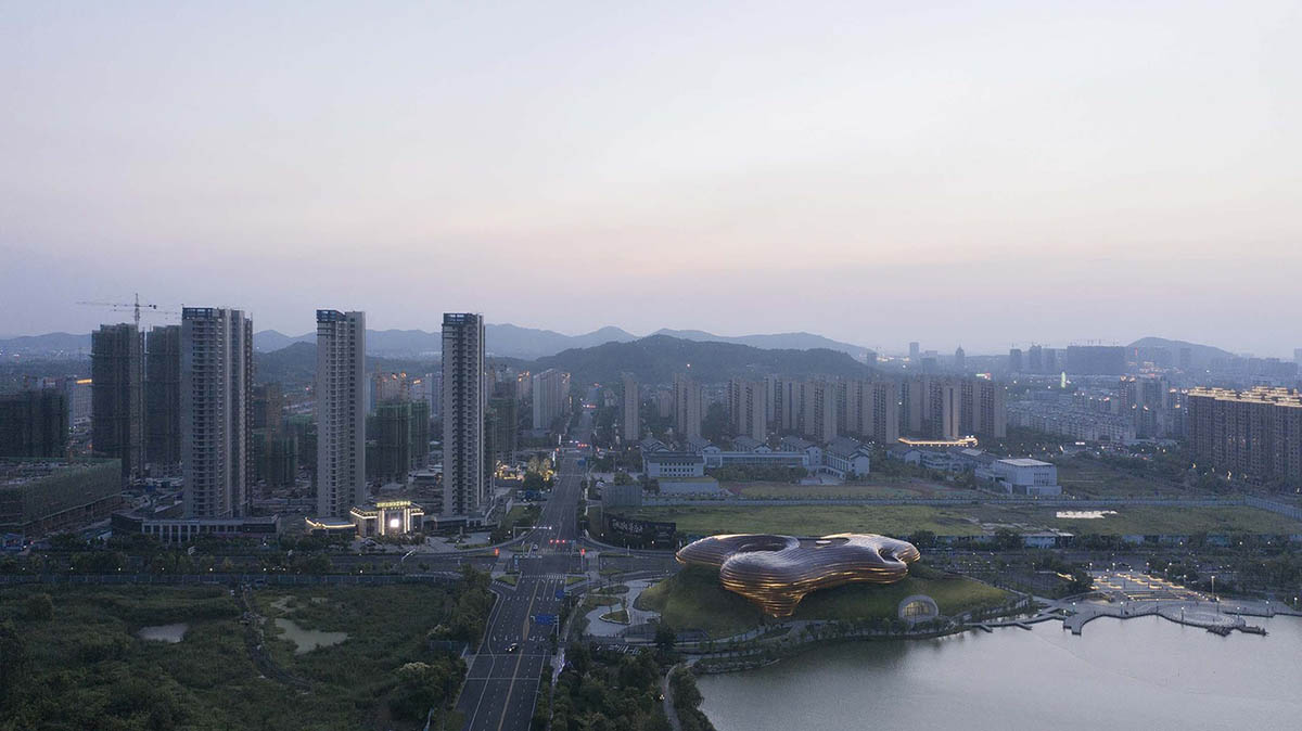 CROX's super smooth Liyang Museum sits on undulating hills as part of the nature in Changzhou