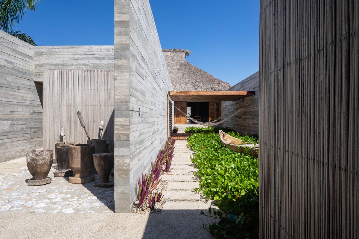 A system of parallel concrete walls forms Casa Cova with private passages designed by anonimous