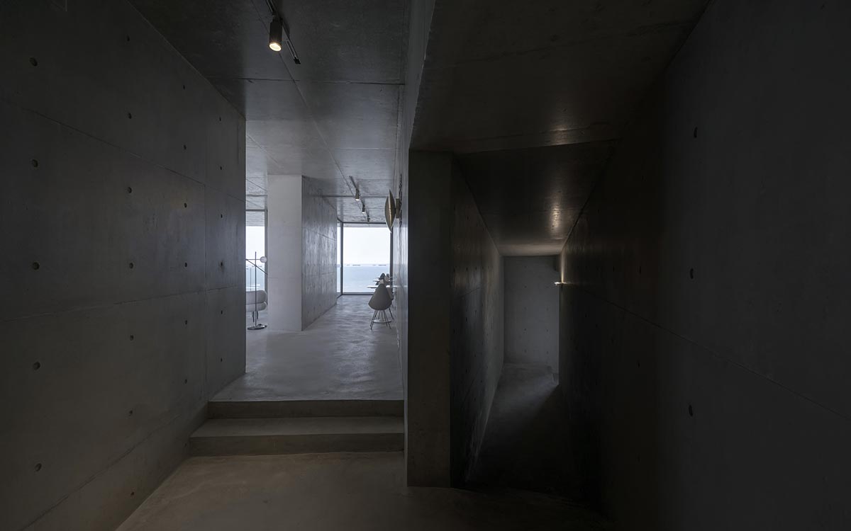 TAO built concrete cafe on a cliff as an extension of the land in China