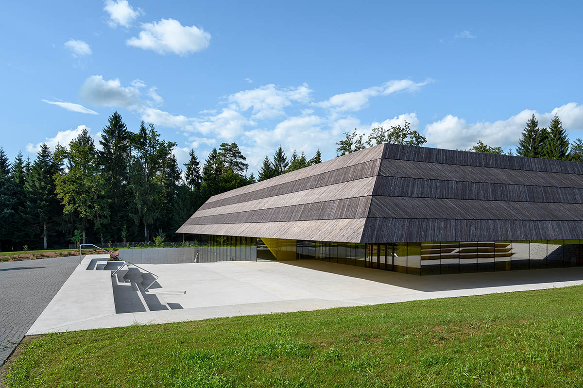 Enota completes swimming pool with low floating roof in Slovenia