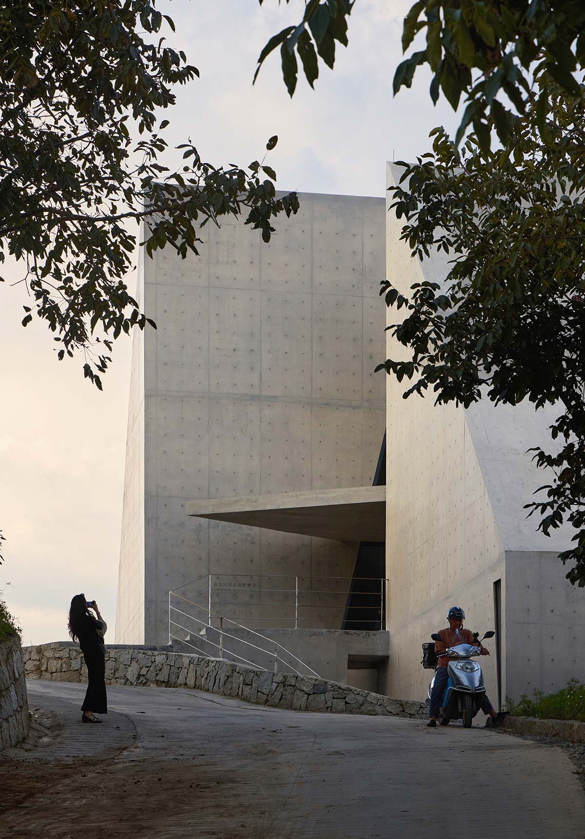 TAO completes concrete bookstore with protruding structure on a steep slope in China 