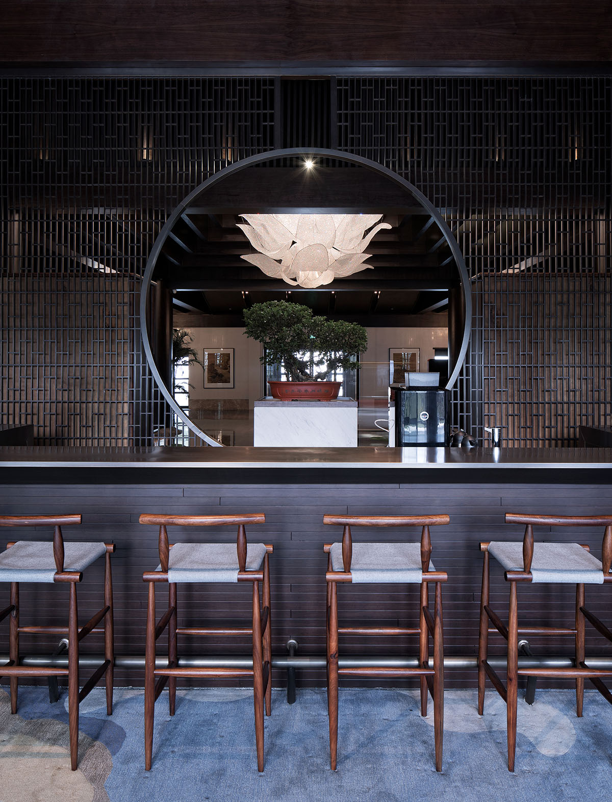 UAD renovates a hotel with dark grey materials addressing to the traditional heritage of South China