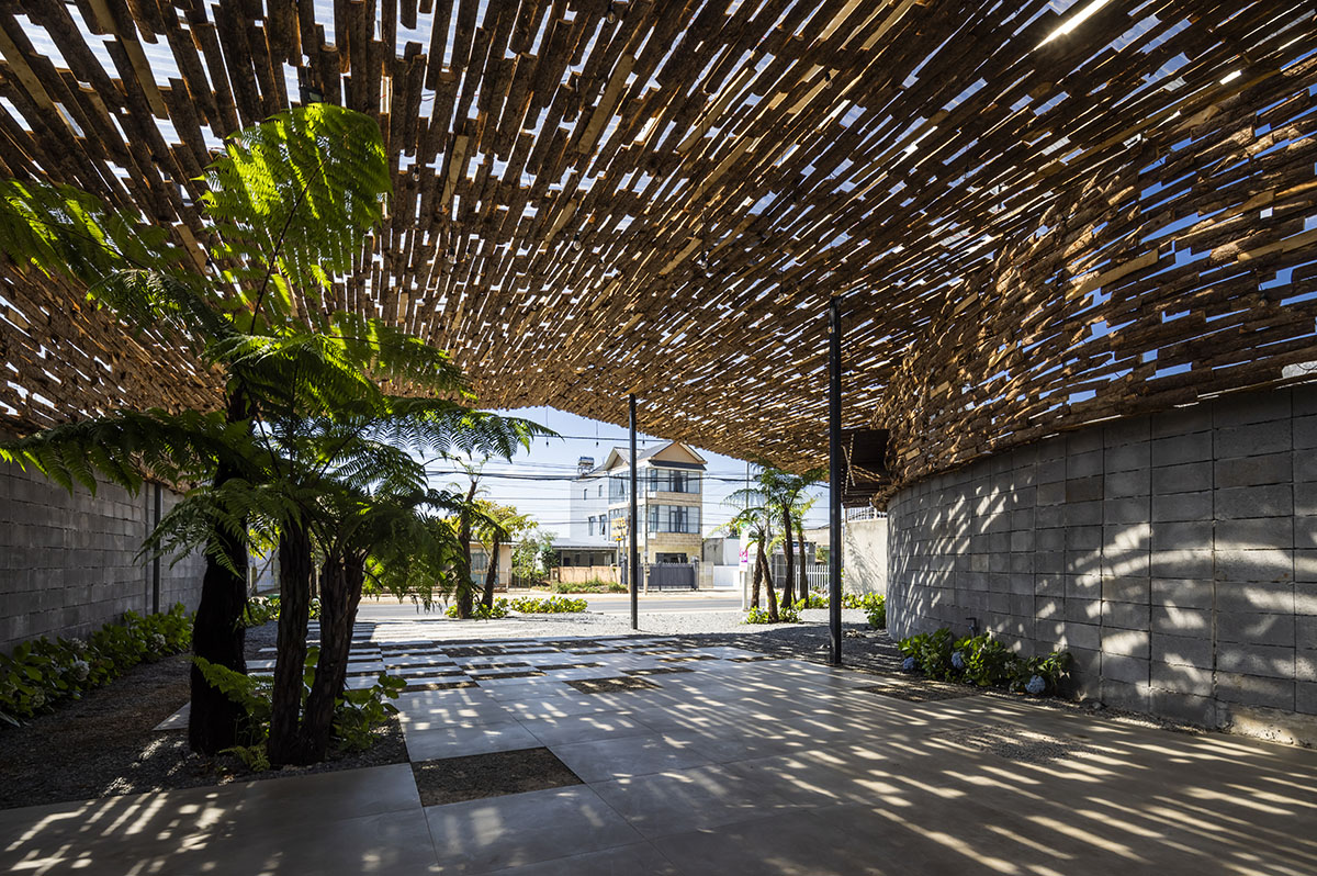 The Bloom brings thousands of woods together for the roof of Mix Restaurant in Vietnam 