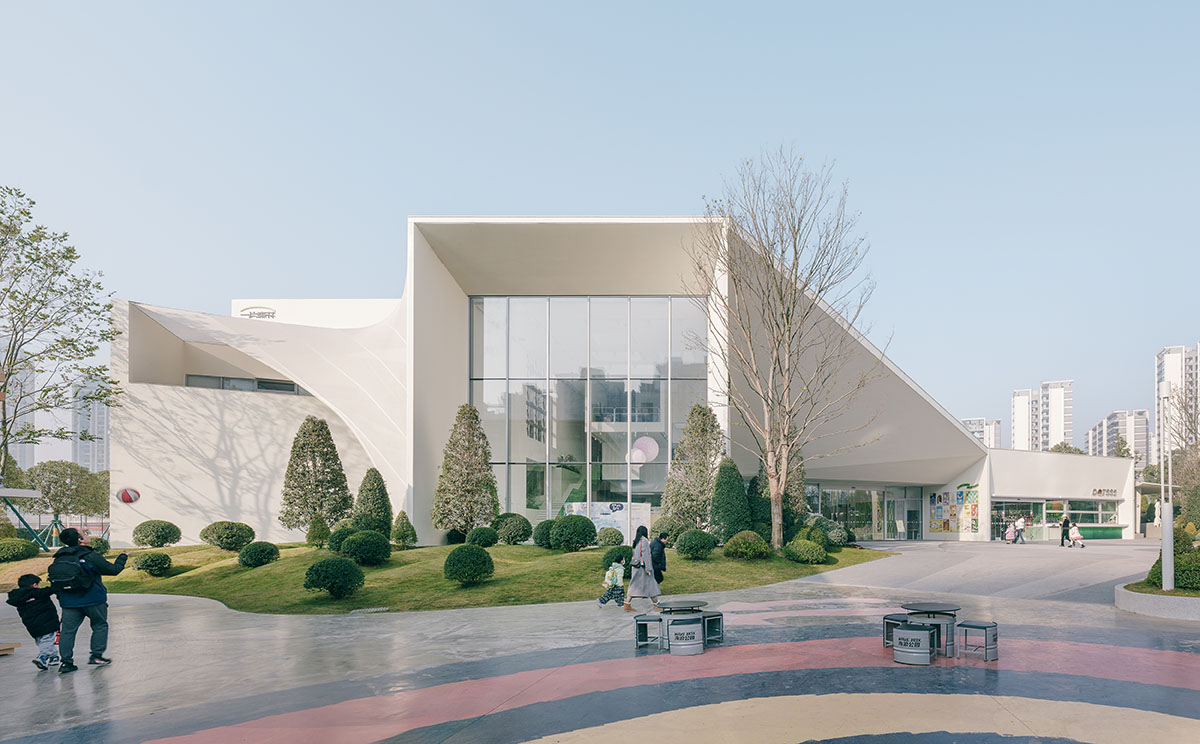 DL atelier designs an iceberg-like children's museum in China 
