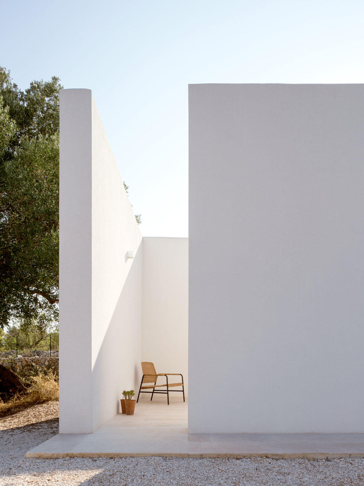 Noname Studio designs townhouse with all-white abstract sculpted volumes among olive trees