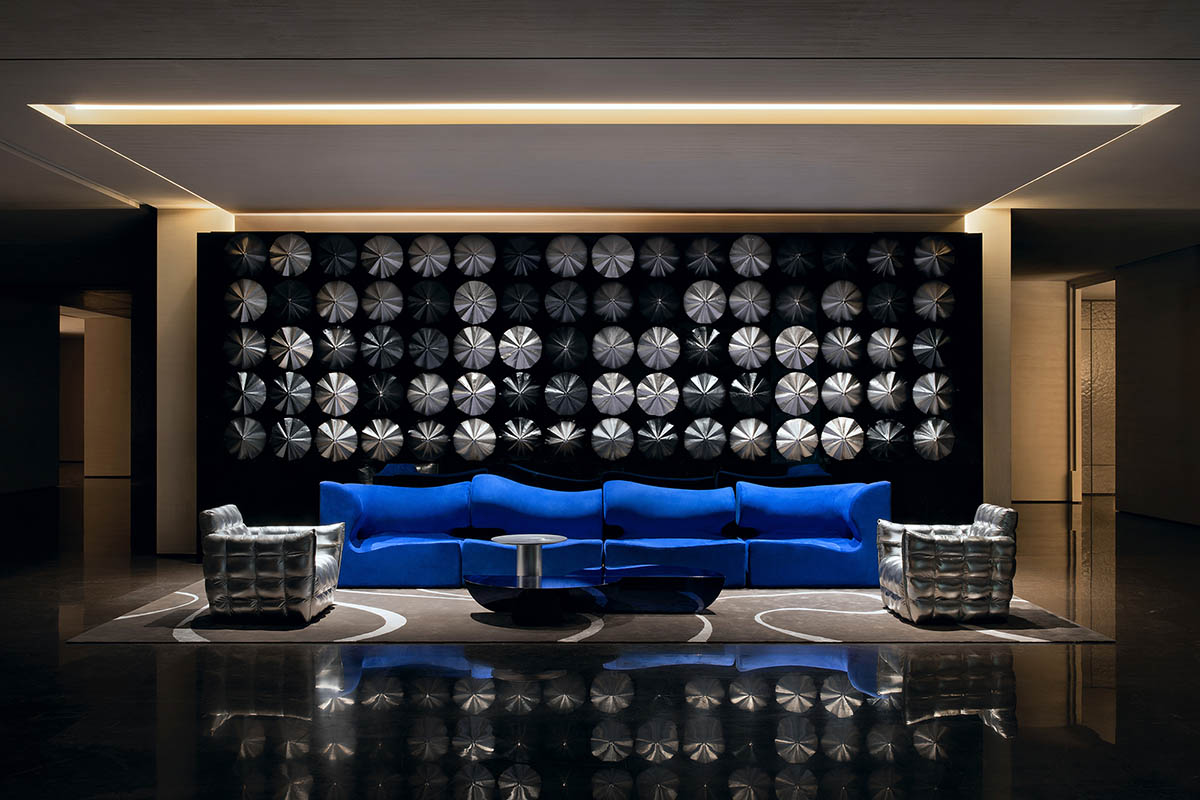 Experience center by HLD Art & Design infuses art and technology with rigid and soft curved lines 