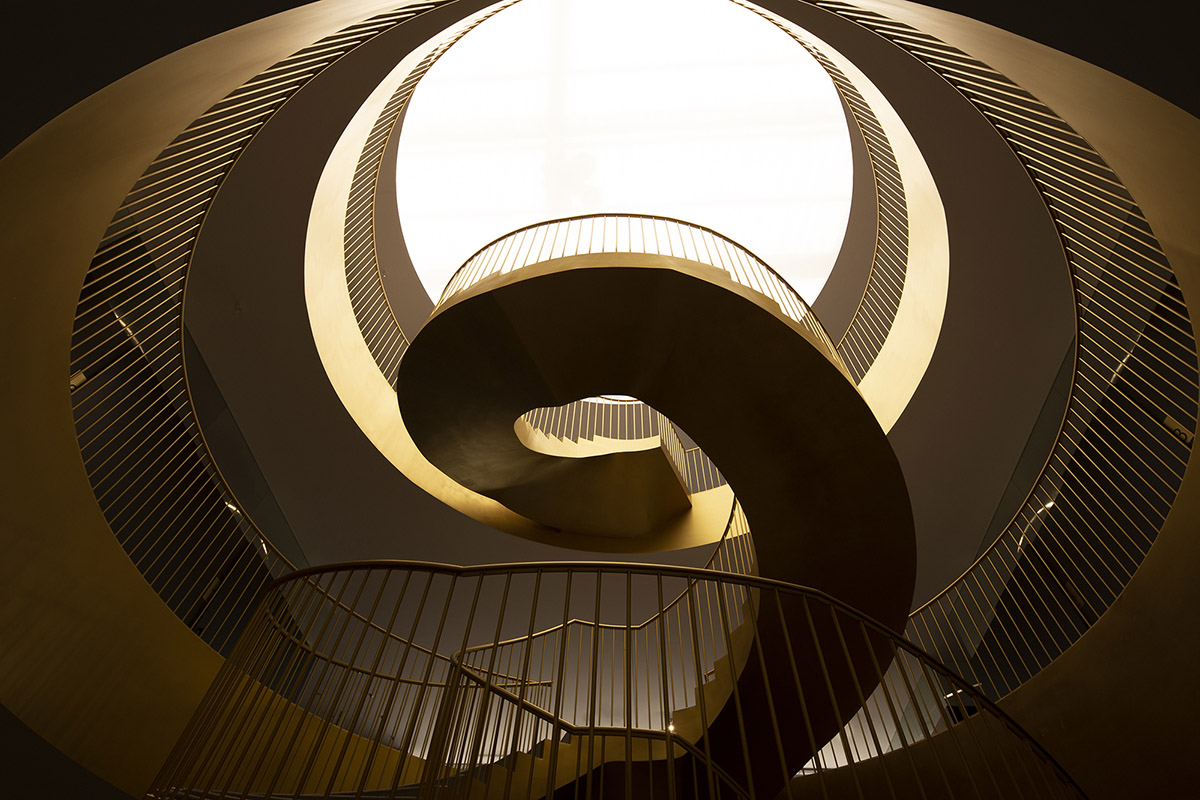 Pablo Muñoz Payá Arquitectos converts old industrial building into bridal store with golden interior