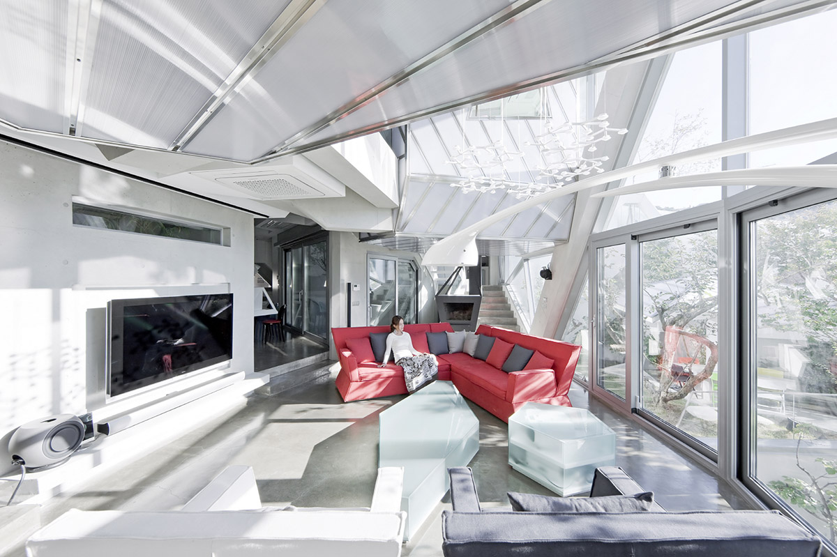 HyoMan Kim sets this polyhedron house on Bukhansan mountaintop to create climbable white petal