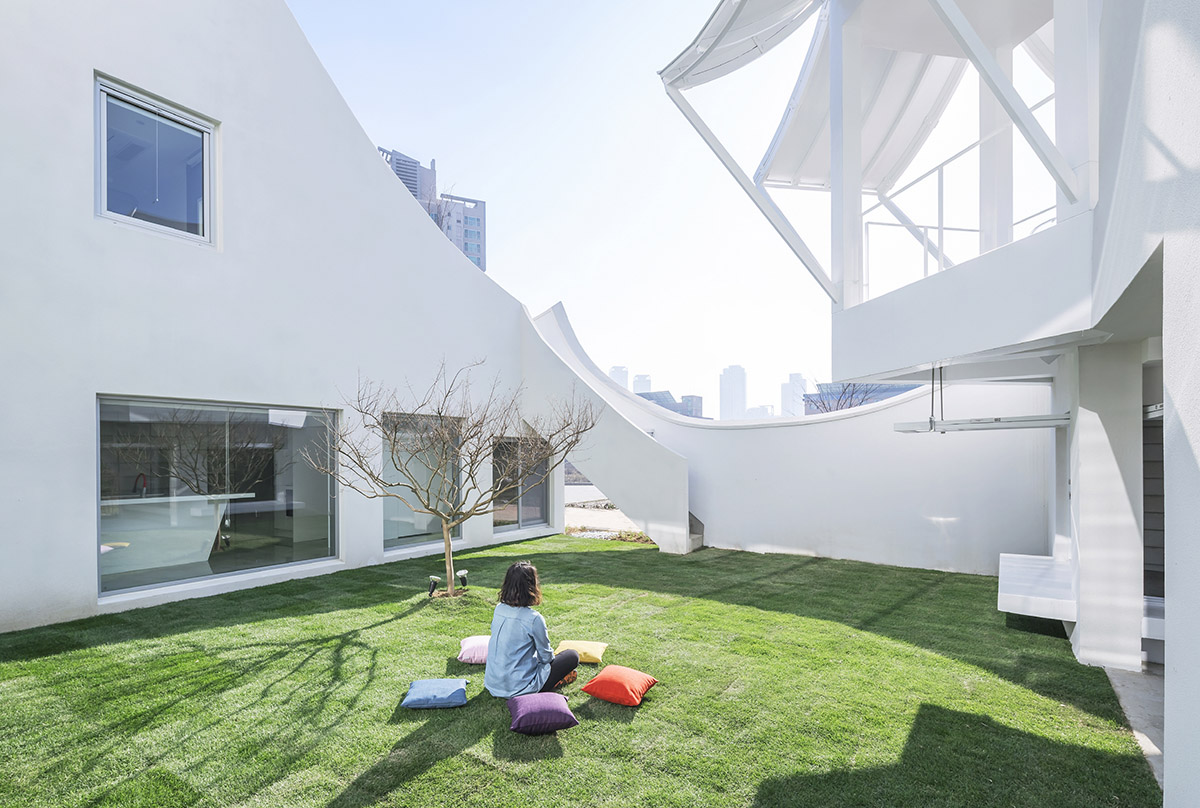 IROJE KHM Architects’ Flying House symbolizes a pilot’s daily characteristic of flight