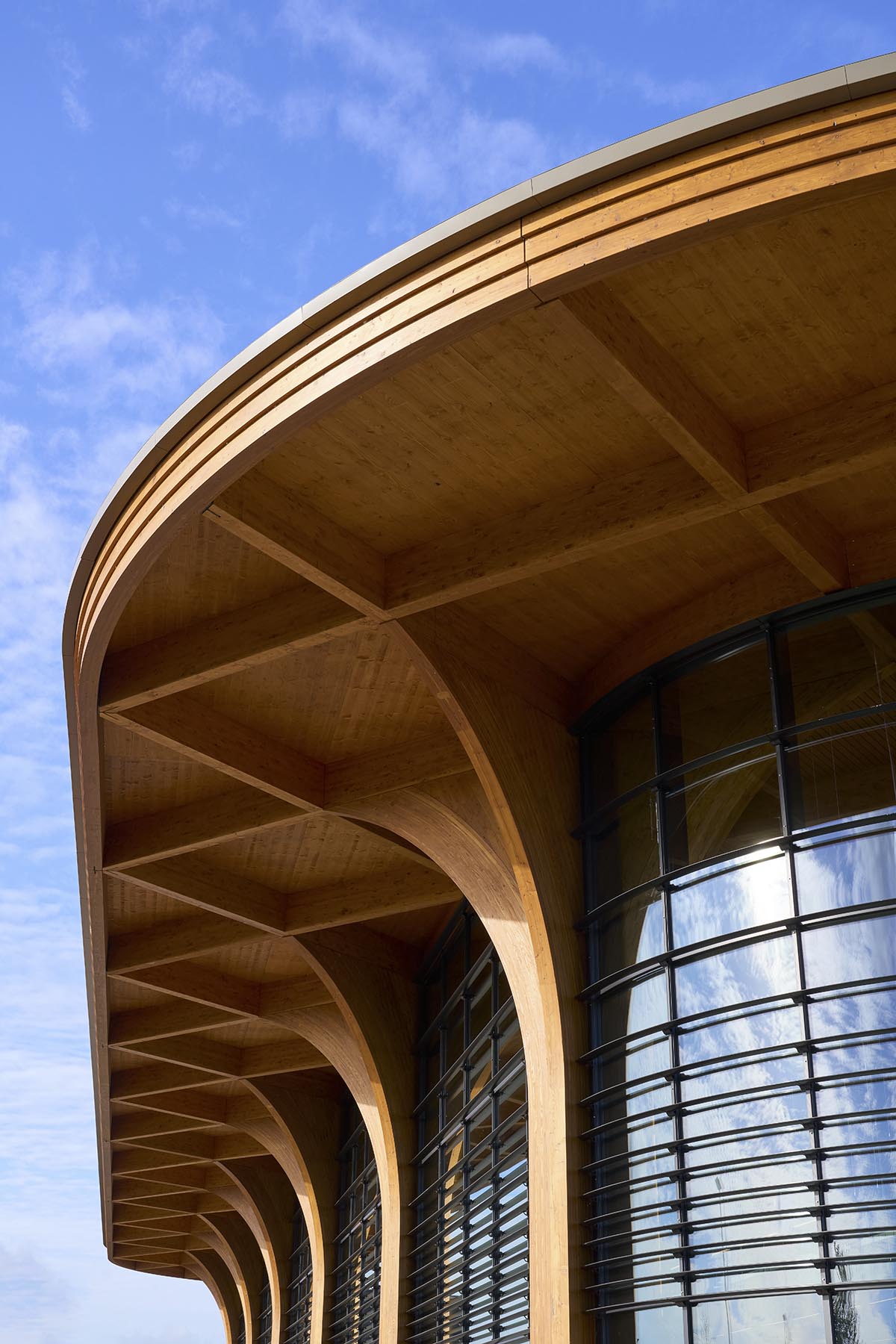 De Zwarte Hond built cathedral-like market hall with net-like wooden trusses and columns in Groningen