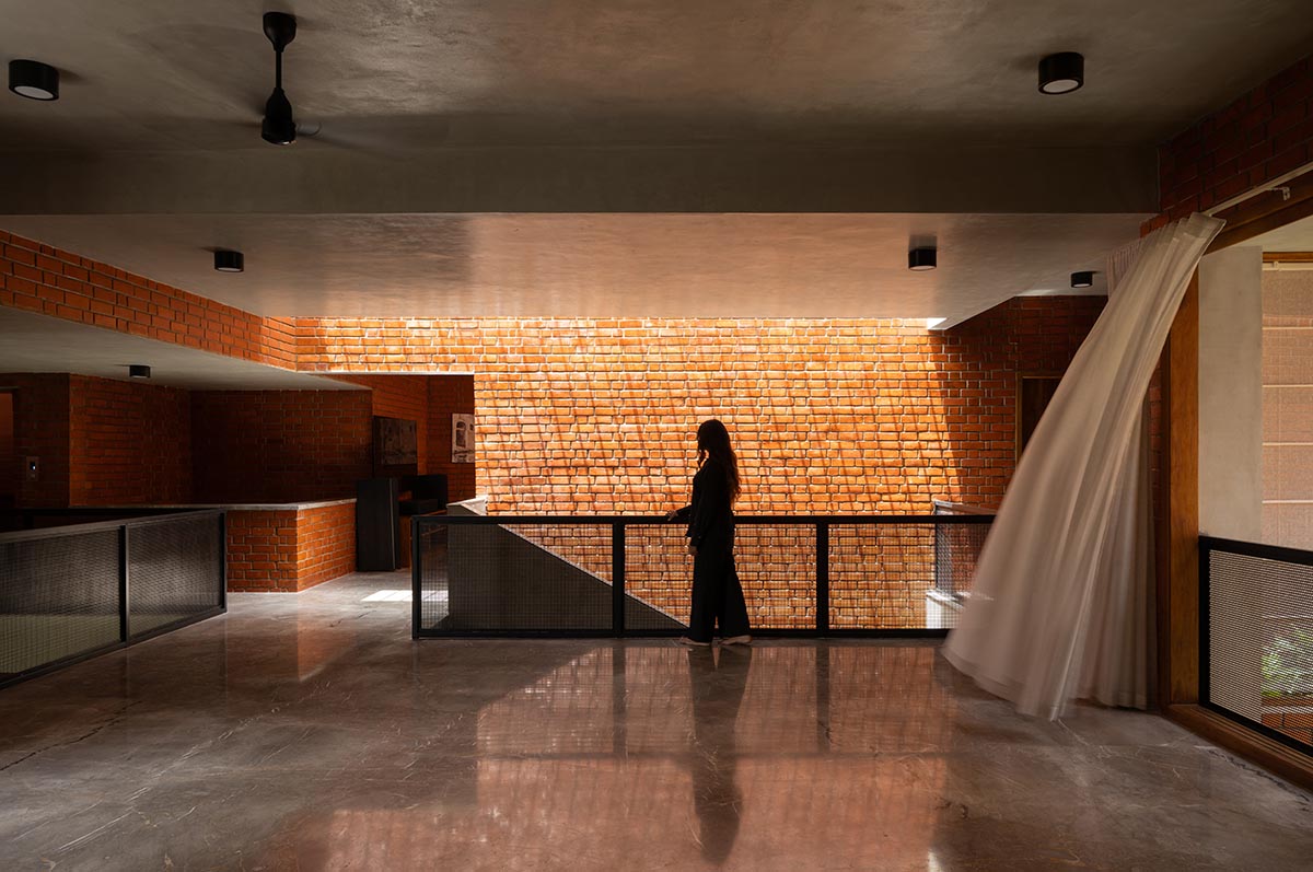 Srijit Srinivas - ARCHITECTS built brick family house with angled triangular façade in Kerala